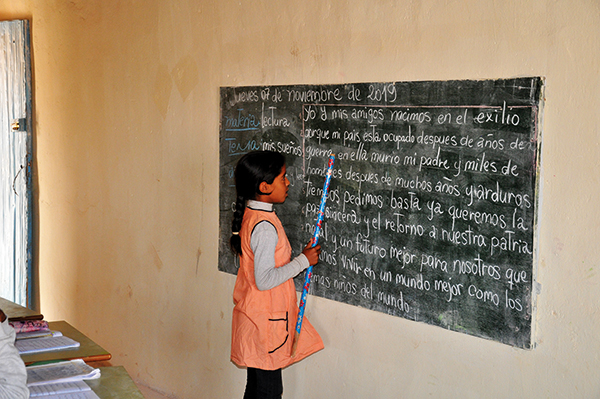 Ein Mädchen liest: «...mein Land ist besetzt seit den Jahren des Krieges...». (Bild hhg)
